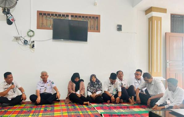 Pertemuan Plt Kepala Dinas Sosial PMD, Fitriansyah dengan para pegawai panti sosial Bina Serumpun