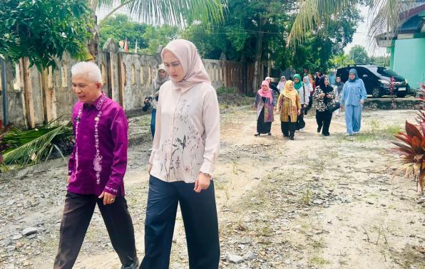 Kepala UPTD Panti Sosial Bina Serumpun, Taufik mendampingi Ketua TP PKK saat lakukan kunjungannya ke UPDT Panti Sosial