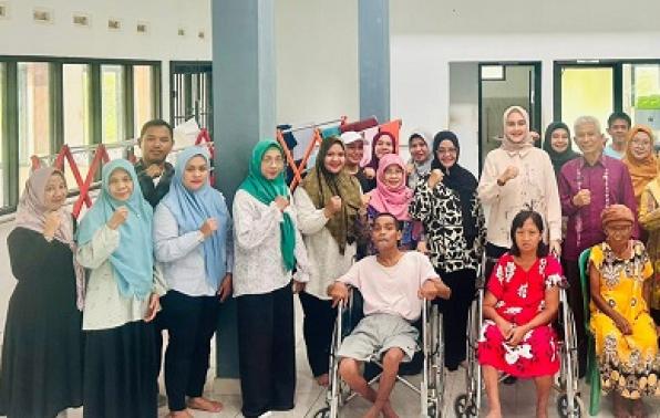 Ketua TP PKK Noni Hidayat Arsani foto bersama dengan seluruh pegawai dan klien pada panti sosial Bina Serumpun