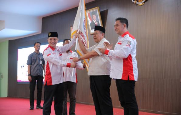 Penyerahan Bendera PATAKA dari Ketua DPP ABPEDNAS RI H.Indra Utama Kepada Ketua DPD ABPEDNAS Kep.Bangka Beitung terpilih Gubernur Hidayat Arsani