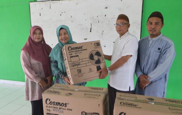 Penyerahan program bantuan rehabilitasi sosial anak pemerintah provinsi kepada pengurus LKSA/Panti Asuhan Anak