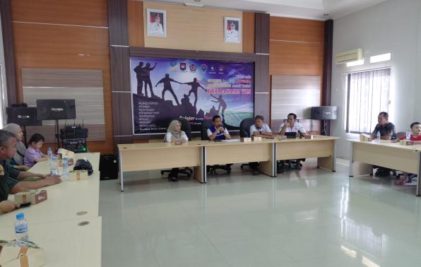 Plt Kepala Dinas Fitriansyah memberikan arahannya terkait tujuan penyaluran bantuan kewirausahaan kepada warga penerima manfaat.