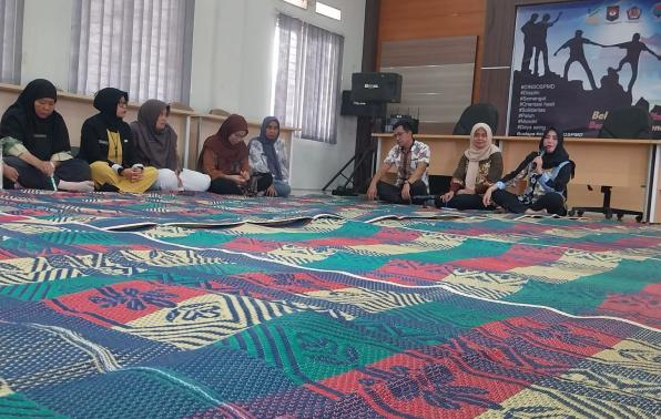 Plt Kepala DINSOSPMD, Dora Wardani didampingi oleh Sekretaris Dinas Wiji Wijayanti dan Kasubbag Umum Kepegawaian dalam pertemuan rapat internal dengan seluruh pegawai
