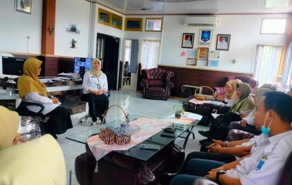 Pertemuan Plt Kepala Dinas, Dora Wardani dengan para ASN Pekerja Sosial Masyarakat terkait optimalisasi penyelenggaraan layanan penanganan masalah sosial.