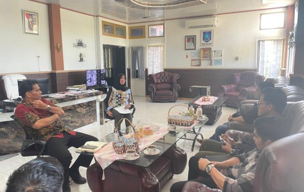 Plt Kepala Dinas, Dora Wardani didampingi JFT Penyuluh Sosial, Dodi Dirmadi, saat menerima audiensi dengan perwakilan dari pihak perusahaan swasta di bidang perkebunan kelapa sawit terkait pembahasan mengenai program TJSL Perusahaan