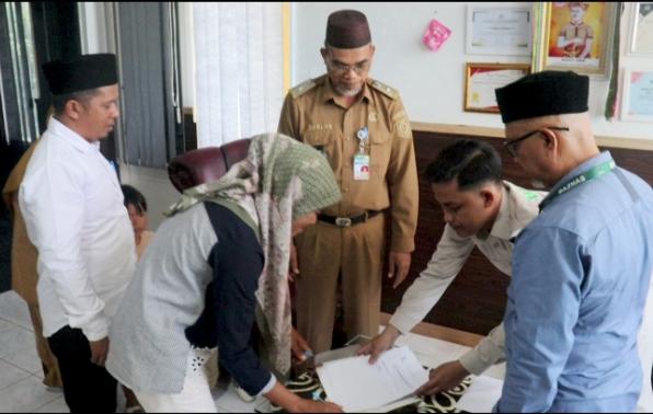 Plt Kepala Dinas, Darlan, menyaksikan penyaluran bantuan BAZNAS Bangka Belitung kepada warga penerima manfaat.