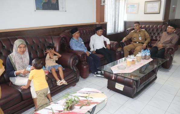 Plt Kepala Dinas, Darlan,menerima kunjungan kerja Kepala BAZNAS Bangka Belitung, Zulhadi dalam rangka penyaluran bantuan sosial yang berasal dari zakat pegawai ASN Pemerintah Provinsi Kep.Bangka Belitung.