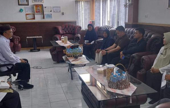 Kepala Dinsospmd, Darlan menerima kunjungan kerja tim OMBUDSMAN Kep.Bangka Belitung terkait pengawasan yanlik