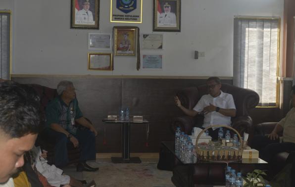 Direktur Deradikalisasi BNPT Brigjen Pol Iwan Riswanto, S.I.K saat berdiskusi bersama dengan Plt Kepala Dinas Sosial PMD, Tarmin ( batik biru) terkait Upaya Kolaborasi BNPT dan pemerintah daerah dalam upaya pencegahan dini terhadap ancaman bahaya nirmiliter deradikalisasi dan terorisme