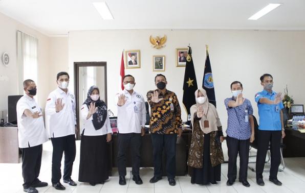 Kadin sosial dan PMD, Budi Utama (berbaju batik) dan Kepala BNNP Kep. Bangka Belitung Brigjen M.Z.Mutaqien dan jajaran BNNP serta DINSOSPMD Prov.Kep. Babel