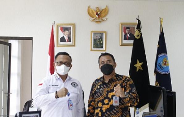 Kadin sosial dan PMD, Budi Utama (berbaju batik) dan Kepala BNNP Kep. Bangka Belitung Brigjen M.Z.Mutaqien