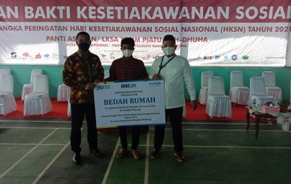 Para Penerima bantuan sosial foto bersama dengan jajaran Dinas Sosial PMD Provinsi Kep. Babel Para Penerima bantuan sosial foto bersama dengan jajaran Dinas Sosial PMD Provinsi Kep. Babel
