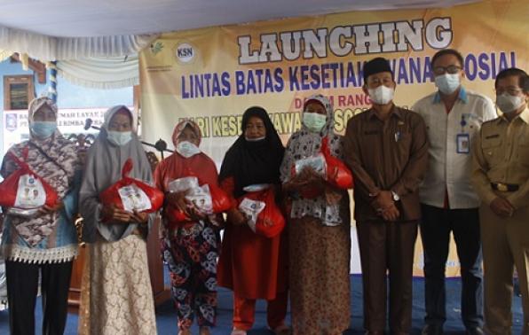 Penyerahan bantuan sembako kepada pemerlu pelayanan kesejahteraan sosial Penyerahan bantuan sembako kepada pemerlu pelayanan kesejahteraan sosial