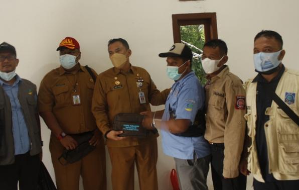 Penyerahan bantuan kepada tim pelopor perdamaian bangka selatan Penyerahan bantuan kepada tim pelopor perdamaian bangka selatan