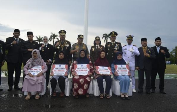 Gubernur Kepulauan Bangka Belitung Hidayat Arsani dan Wakil Gubernur Hellyana bersama dengan jajaran Forkompimda foto bersama dengan keluarga veteran penerima bantuan.