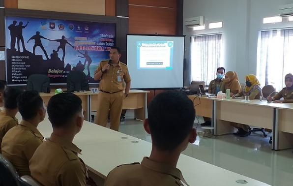 Kadinsos PMD Kep. bangka belitung, Budi Utama saat memberikan materi orientasi pembekalan kepada Purna Praja IPDN angkatan XXVIII Kadinsos PMD Kep. bangka belitung, Budi Utama saat memberikan materi orientasi pembekalan kepada Purna Praja IPDN angkatan XXVIII