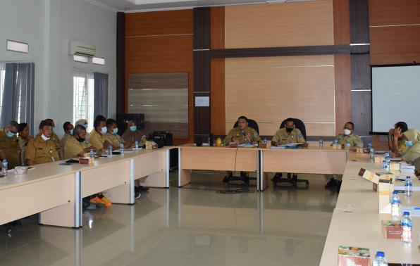 Kadis Budi Utama saat memimpin pertemuan dengan seluruh Pejabat Fungsional Tertentu (JFT) di lingkungan DINSOSPMD Kadis Budi Utama saat memimpin pertemuan dengan seluruh Pejabat Fungsional Tertentu (JFT) di lingkungan DINSOSPMD
