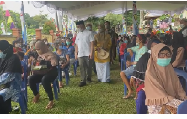 Gubernur Erzaldi dan Ibu Melati Menyapa Masyarakat pada kegiatan Lintas Batas Kesetiakawanan Sosial Gubernur Erzaldi dan Ibu Melati Menyapa Masyarakat pada kegiatan Lintas Batas Kesetiakawanan Sosial