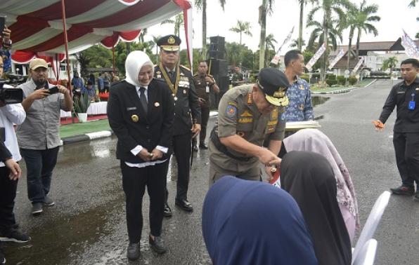 Gubernur Hidayat Arsani dan Wakil Gubernur, Hellyana saat menyerahkan bantuan santunan kepada keluarga veteran