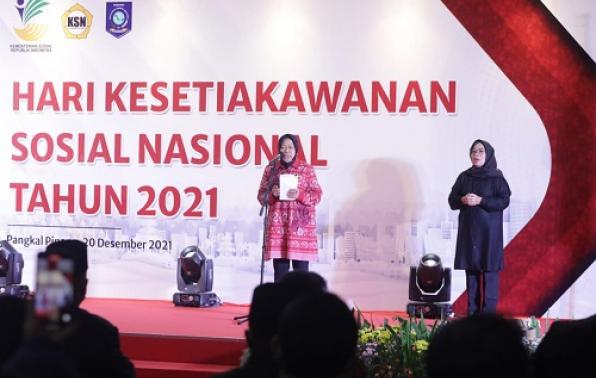 Menteri sosial RI Ibu Tri Rismaharini saat menyampaikan arahan dan sambutan peringatan Puncak HKSN tanggal 20 Desember 2021. Menteri sosial RI Ibu Tri Rismaharini saat menyampaikan arahan dan sambutan peringatan Puncak HKSN tanggal 20 Desember 2021.