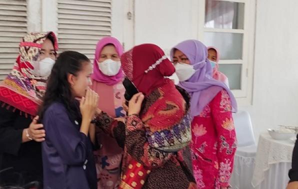 Menteri Sosial RI Ibu Tri Rismaharini berbincang dengan seorang anak pemerlu layanan sosial. Menteri Sosial RI Ibu Tri Rismaharini berbincang dengan seorang anak pemerlu layanan sosial.