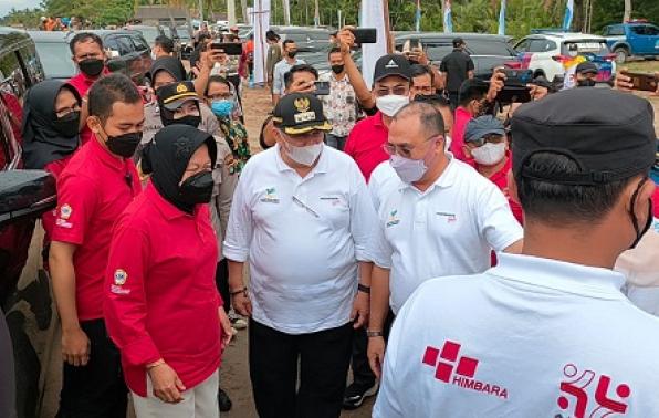 Gubernur Erzaldi menyambut kedangan Mensos RI , Ibu Tri Rismaharini di desa Tanjung Laut, Kab. Bangka Barat Gubernur Erzaldi menyambut kedangan Mensos RI , Ibu Tri Rismaharini di desa Tanjung Laut, Kab. Bangka Barat