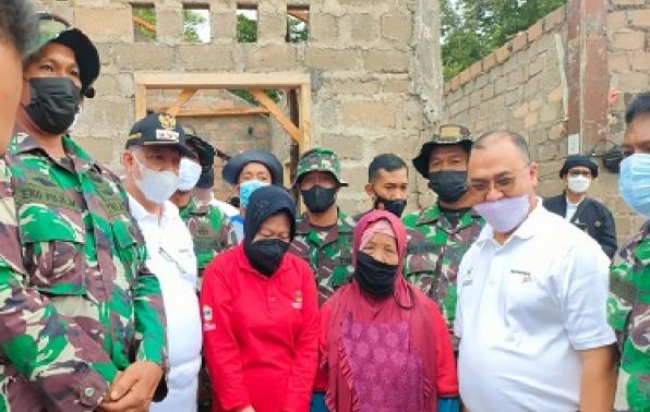 Mensos Ibu Tri Rismaharini Foto bersama Gubernur Erzaldi Rosman Foto bersama dengan salah satu warga penerima banguan Rutilahu Mensos Ibu Tri Rismaharini Foto bersama Gubernur Erzaldi Rosman Foto bersama dengan salah satu warga penerima banguan Rutilahu