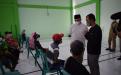 Gubernur Kep. Bangka Belitung Erzaldi Rosman didampingi oleh kepala desa bencah kabupaten bangka selatan  berbincang dengan warga desa korban bencana alam puting beliung