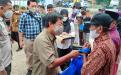 Wagub Abdul Fatah menyerahkan bantuan sembako kepada warga dusun ilir 