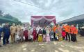 Foto bersama Wagub Abdul Fatah bersama dengan mitra dalam penyerahan bantuan sosial pada Giat Bakti Sosial LKBS Peringatan HKSN