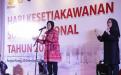 Menteri sosial RI Ibu Tri Rismaharini saat menyampaikan arahan dan sambutan peringatan Puncak HKSN tanggal 20 Desember 2021.