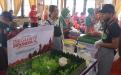 Peserta dari kategori pelaku usaha/UMKM tengah mempersiapkan membuat dan menghias tumpeng
