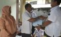 Penyerahan kenangan oleh Bapak Suryadi,S.Ag kepada Bapak Rusli dan Ibu 