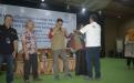 Pemakaian Rompi oleh Kepala Bidang LIMJAMSOS, Suryadi secara simbolik kepada perwakilan SDM PKH