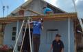 Proses rahab rumah warga korban bencana alam angin puting beliung oleh Tim TAGANA