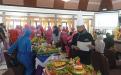 Penilaian kreasi tumpeng oleh tim juri. 