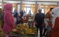 Tim juri lomba kreasi tumpeng saat melakukan penilaian hasil kreasi peserta. 