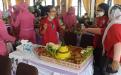 Ibu-ibu peserta lomba kreasi membuat/menghias tumpeng mempersiapkan hasil kreasinya. 