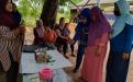 JFT PSM Ibu Triana memberikan pelatihan teknik pengambilan foto produk melalui telepon genggam atau telepon seluler
