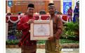 Gubernur Kep. Bangka Belitung Erzaldi Rosman menyerahkan penghargaan kepada Kepala Desa terbaik untuk kategori Desa dengan PAD terbesar se Babel