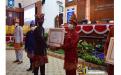 Pimpinan DPRD Prov.Kep. Babel menyerahkan penghargaan kepada Kepala Desa terbaik kategori Desa dengan PAD terbesar