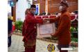 Gubernur Erzaldi Rosman menyerahkan penghargaan kepada kepala desa Perlang untuk kategori PAD terbesar 