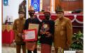Penyerahan penghargaan kepada para Inovator pemenang lomba adopsi inovasi TTG pada HUT Prov.Kep Babel ke 21
