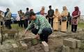 Peletakan batu pembangunan lapak UMKM DINSOSPMD oleh Ketua DWP DINSOSPMD, oleh Kepala Bidang Perlindungan Sosial , Fakir Miskin dan Bencana Alam, Bapak Suryadi S.Ag