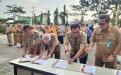 Penandatanganan Pakta Integritas Netralitas ASN secara simbolik oleh Kepala dinas  sosial dan PMD, Budi Utama bersama seluruh pejabat administrator. 
