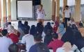 Kepala Dinas Sosial dan PMD Prov.Kep.Bangka Belitung, Budi Utama saat menyampaikan arahan dan memberikan edukasi terkait pemanfaatan bantuan sosial  untuk usaha ekonomi produktif dan bansos RUTILAHU kepada penerima manfaat bantuan, pada rabu (01/1/2023) 