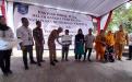 Pj.Gubernur Suganda Pandapotan Pasaribu menyerahkan secara simbolik bantuan sosial tunai penanganan kemiskinan ekstrem T.A 2023 Pemerintah Provinsi Kep.Bangka Belitung kepada penerima manfaat bantuan.