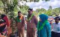 Pj Gubernur didampingi oleh Pj Ketua PKK dan Pj Sekretaris Daerah Fery Afrianto saat tiba di SMP Negeri 1 Puding Besar
