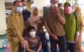 Gubernur Erzaldi foto bersama dengan keluarga penyandang disabilitas pada kegiatan Atensi Sosial Patroli Wilayah DINSOSPMD 
