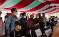 Menteri Sosial RI Ibu Tri Rismaharini foto bersama dengan penerima bantuan asistensi rehabilitasi sosial